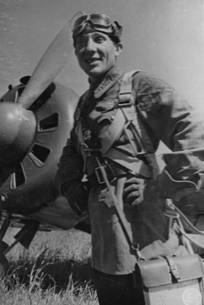 Летчик 158-го ИАП лейтенант  А.В. Чирков у истребителя И-16 тип 29 – Ленинградский фронт